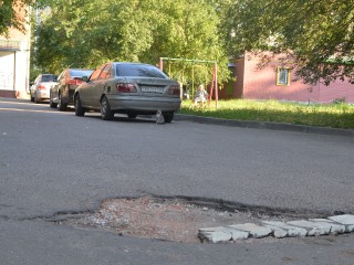 Стало известно, как нужно проезжать ямы на дорогах