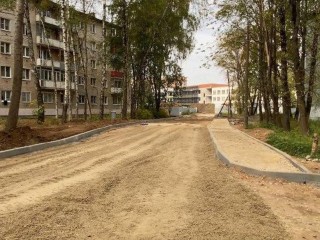 В микрорайоне Выстрел укладывают асфальт и приводят в порядок водоотводы