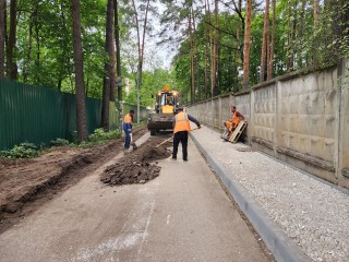 «Большой поток пешеходов»: в Кратово обустраивают новый тротуар к детскому санаторию
