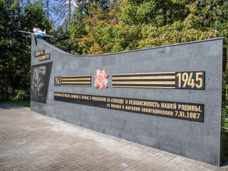Мемориальную стену памятника летчикам в Одинцове выложили гранитом