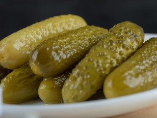 Бочковые огурцы с хреном и без уксуса: дедушкин ядреный рецепт с точными пропорциями