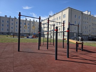 Подмосковные специалисты завершают обновление дворовой территории в Мариуполе