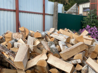 Зарайские волонетры помогли сложить дрова в сарай одинокой пожилой женщине