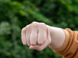 Личные проблемы: психолог объяснил, почему женщина напала на детей в Боброве