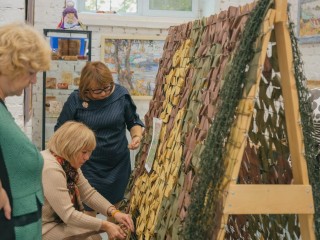 Пенсионерки Сергиева Посада занялись плетением маскировочных сетей для СВО