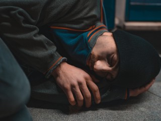 Каждое утро на станции Крутое внимание пассажиров привлекает группа спящих мужчин