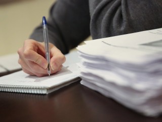 Работник потеряет право на пособия при работе во время больничного