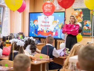 Ветеран СВО поздравил первоклассниц-двойняшек из Орехово-Зуева