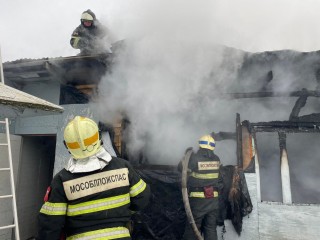 Пожарные ликвидировали возгорание в заброшенном здании в Ступине