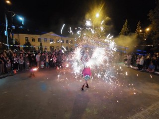 День Газопроводска отметили огненным шоу и фестивалем красок