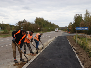 Новый тротуар отделил людской и транспортный потоки в районе Коровина