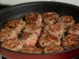 Секрет сочных котлет: как простой ингредиент преображает мясной фарш