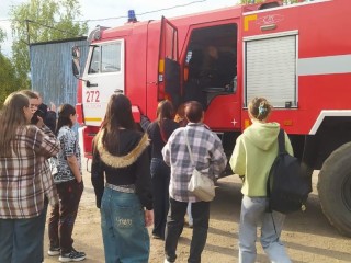 Пожарные провели лекцию для студентов в Талдоме