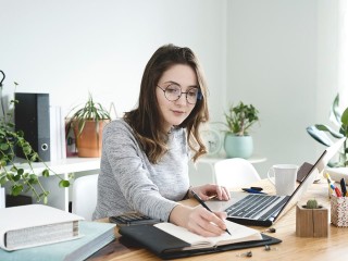Китайский гороскоп 22 сентября 2025: каких знаков ждет карьерный рост и стабильность в работе
