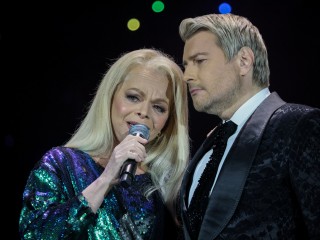 Николай Басков и Лариса Долина дали концерт для проходящих лечение бойцов СВО