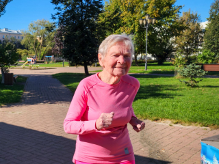 К тренировкам — через день после гипса: 92-летняя бегунья из Подольска после травмы готовится к новым стартам