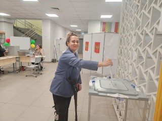 Многодетная мать из Шатуры пришла на избирательный участок на костылях