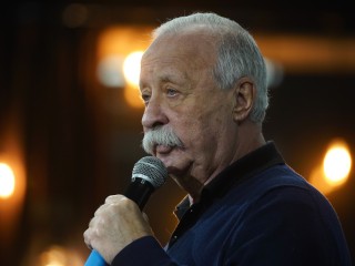 Ведущему «Поля чудес» запретили пробовать угощения участников шоу
