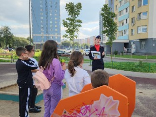 Госавтоинспекция проводит уроки безопасности около многоэтажных домов