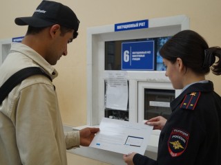 Полиция Ленинского округа провела акцию по популяризации Госуслуг