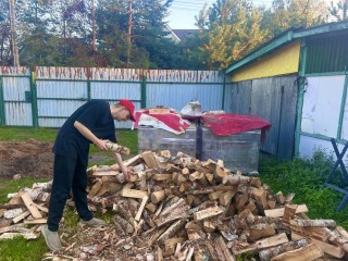 В Лосино-Петровском помогли семье участника СВО подготовить дрова на зиму