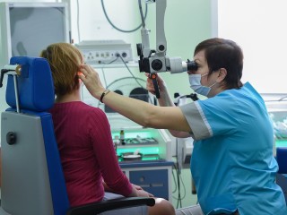 Опасные привычки: оториноларинголог назвала главные угрозы для слуха