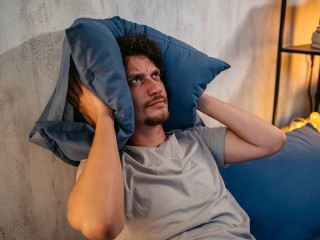 Загадочные ночные звуки в вашей квартире: причины и решения