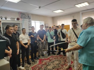 Ветераны Рузской милиции показали редкое оружие будущим полицейским