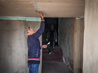 В подъездах многоэтажки на Московской улице готовят стены и потолки к покраске