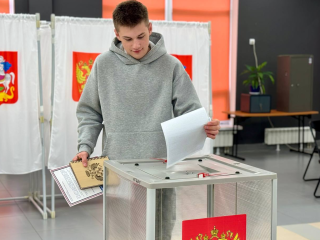 Молодые избиратели Молодежного впервые голосуют на выборах в Совет депутатов
