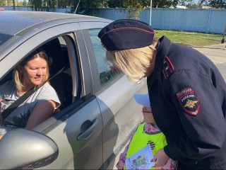 Дети из Шатуры вручили автомобилистам письма с просьбой быть внимательными на дороге