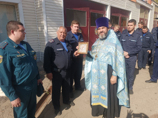 Благочинный Владимир Шубин передал икону «Неопалимая Купина» в дар пожарным