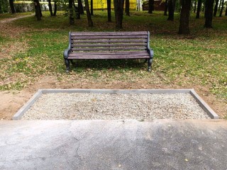 В городском парке меняют лавочки