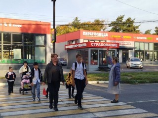 Раменские родители и сотрудники ГИБДД помогают детям безопасно переходить дорогу