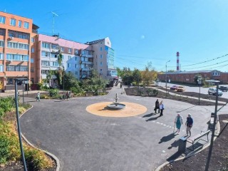 В Серпухове завершается создание новой пешеходной зоны с панорамными качелями