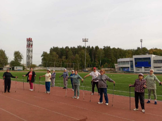 Почему скандинавская ходьба стала любимым занятием пожилых в Ленинском округе