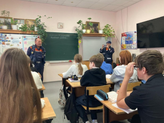 Спасатели научили школьников действовать в чрезвычайных ситуациях
