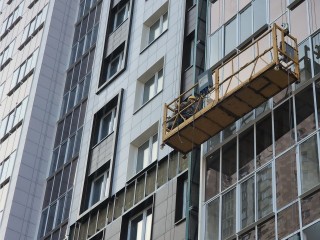 После обрушения плитки фасад дома в Новых Котельниках обследует альпинист