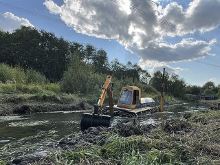 Реку Скалбу избавят от старых покрышек, пластиковых ящиков и плавающего мусора