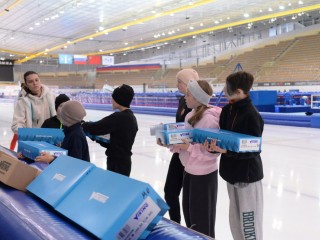 Новую экипировку и коньки вручили будущим чемпионам