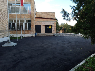 Возле школы в селе Глубокое отремонтировали асфальт