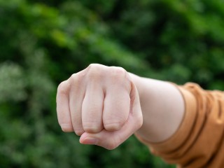 Что известно о драке между родителями учеников возле одной из школ Подмосковья