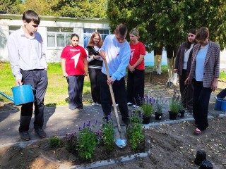 «Аптекарскую грядку» высадили на территории школы Большого Рунова