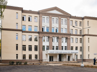Сохранили лепнину и муралы: одну из старейших школ округа открыли после капитального ремонта
