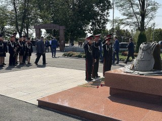 Кадеты и волонтеры Ногинска возложили цветы к мемориалу «Город ангелов» в Беслане