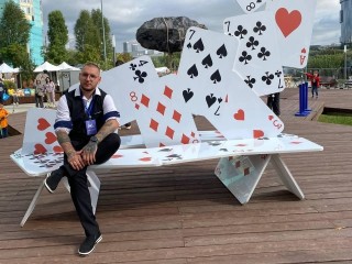 Фокусник из Шатуры получил статуэтку от братьев Сафроновых на фестивале «Маги в парках»