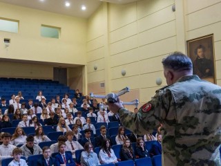 Участники СВО показали награды, шевроны и экипировку школьникам Дзержинска