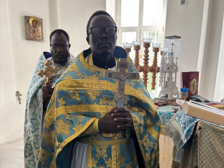 Священники из Африки провели службу в храме деревни Богослово