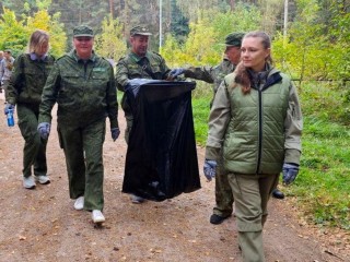 Жители объединились, чтобы очистить «Городской бор» от мусора