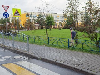 Во Власихе возле школ и детсадов установили макеты детей для безопасности на дорогах